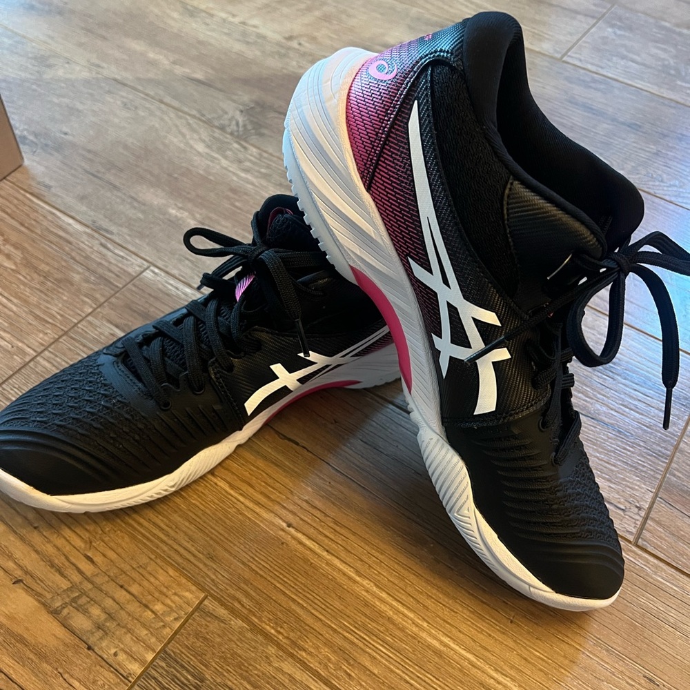 NEW Women’s ASICS Volleyball Shoes - size 10.5